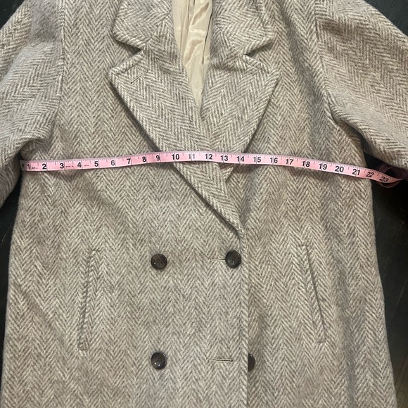 Chic Beige Double-Breasted Trench Coat - Picture 7 of 9